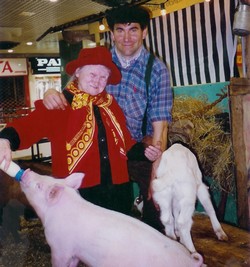 souvenirsdejeunesse Il n'y a pas d'age pour donner le biberon au cochon