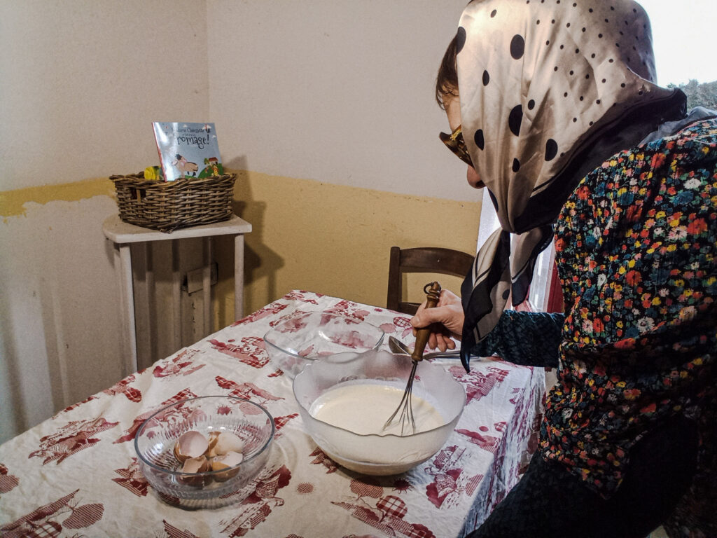 Mémé Ginette mélange la farine, le lait et les œufs