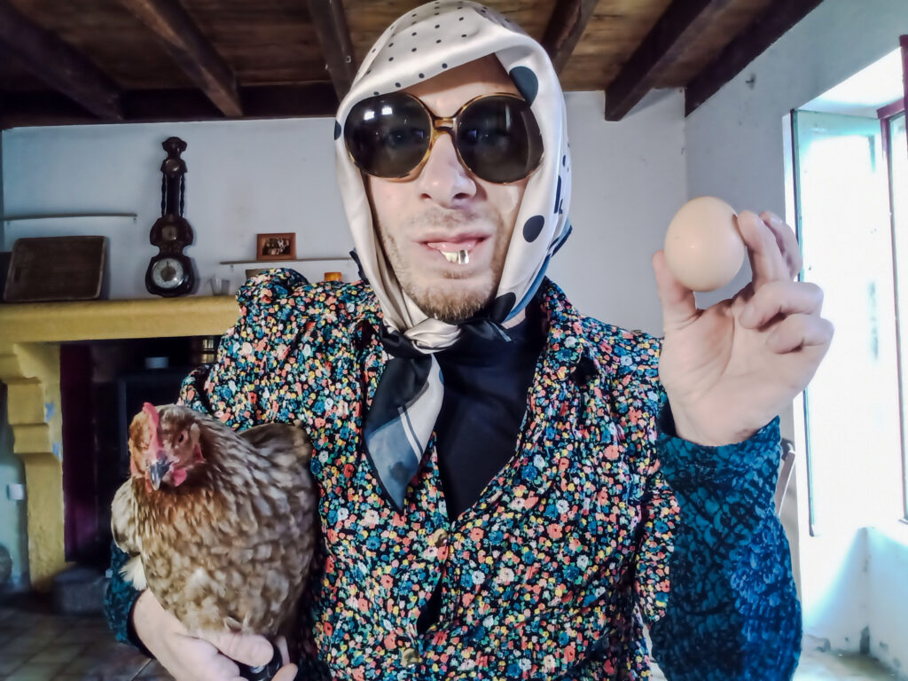 Mémé Ginette l’œuf et la poule