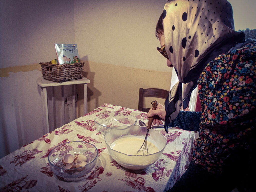 Mémé Ginette mélange la farine, le lait et les œufs